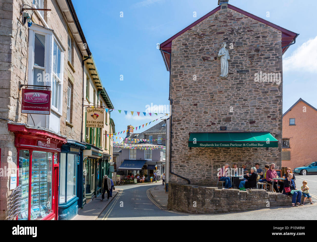 Cafe and shops in the town centre, Hay-on-Wye, Powys, Wales, UK Stock Photo