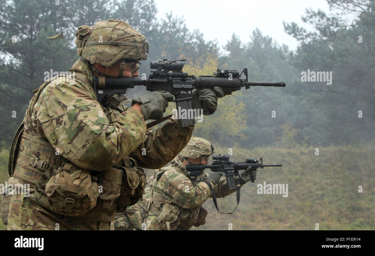 DRAWSKO POMORSKIE, Poland – Paratroopers assigned to Company D, 2nd Battalion, 503rd Infantry Regiment, 173rd Airborne Brigade, conduct short range marksmanship training at Drawsko Pomorskie Training Area, Poland, Oct. 20, 2016. The “Sky Soldiers” of D Co., 2nd Bn., 503rd Inf. Regt. were joined by Polish paratroopers with the 18th Airborne Battalion, 6th Airborne Brigade. The paratroopers will continue combined training in support of Operation Atlantic Resolve, a U.S. led effort in Eastern Europe that demonstrates U.S. commitment to the collective security of NATO and dedication to enduring pe Stock Photo