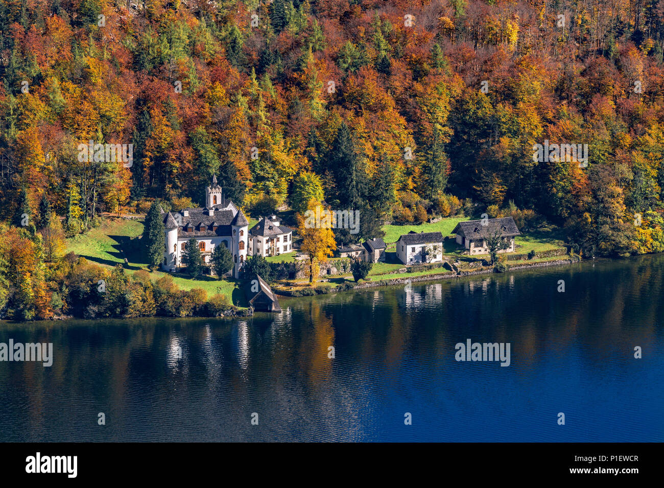 Hallstatt ist eine Marktgemeinde mit 774 Einwohnern im Salzkammergut im Bundesland Oberösterreich in Österreich und liegt am Hallstätter See. Stock Photo