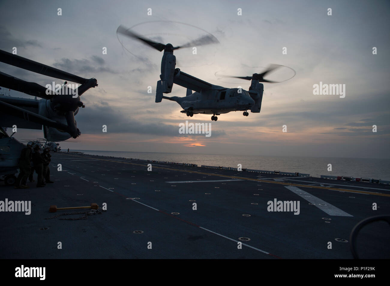 161022-N-XK809-040 SOUTH CHINA SEA (Oct. 22, 2016) An MV-22 Osprey, assigned to the Flying Tigers of Marine Medium Tiltrotor Squadron (VMM) 262, lands on the flight deck of amphibious assault ship USS Bonhomme Richard (LHD 6). Bonhomme Richard, flagship of the Bonhomme Richard Expeditionary Strike Group, is operating in the South China Sea in support of security and stability in the Indo-Asia Pacific region. (U.S. Navy photo by Petty Officer 3rd Class William Sykes/Released) Stock Photo