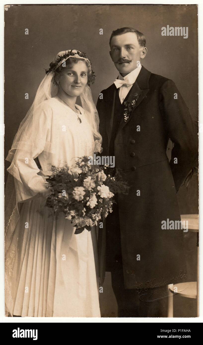 1930s studio portrait newlyweds wedding hi-res stock photography and ...