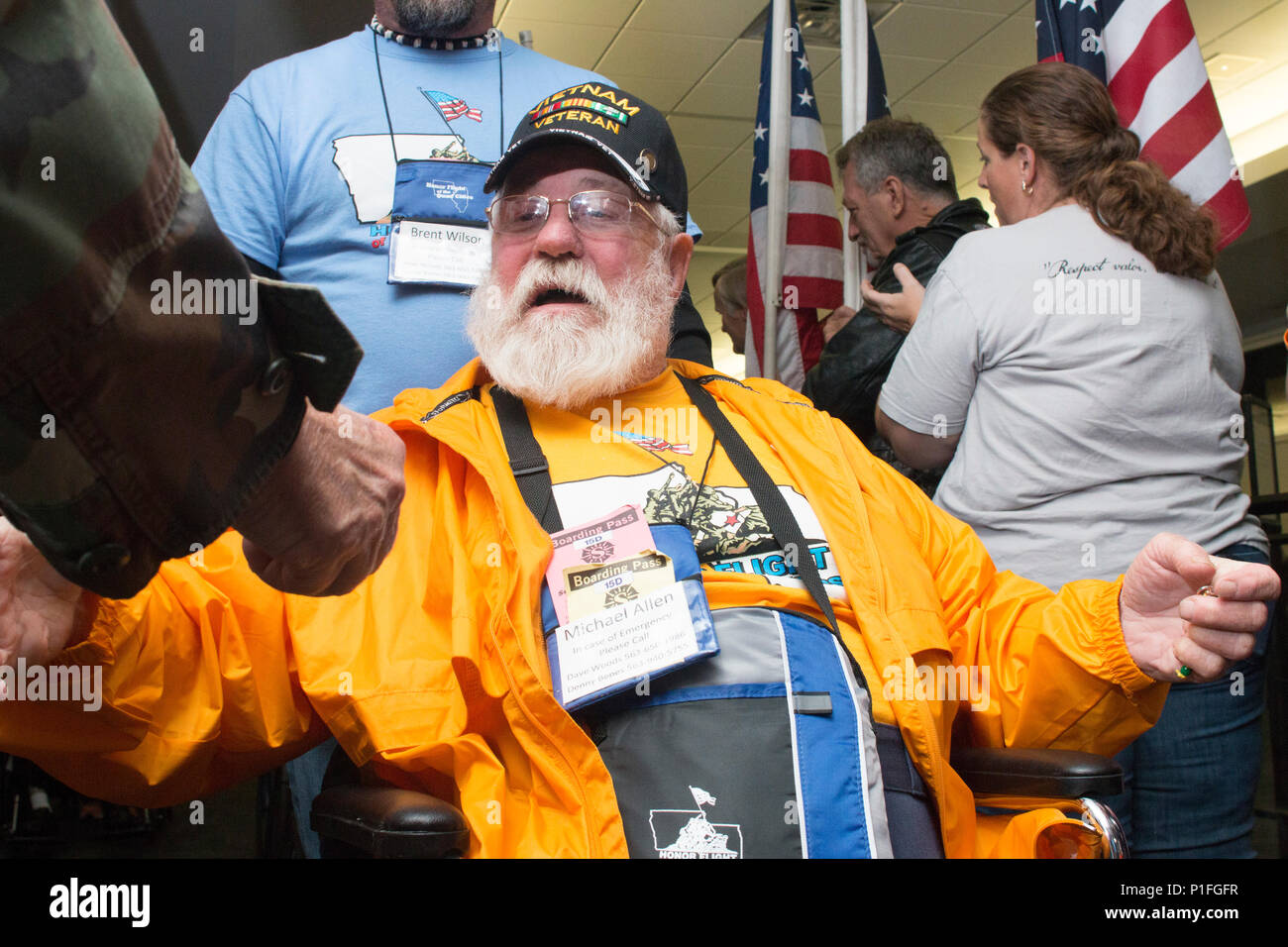 A veteran receives a set of “honor beads” after deboarding an honor flight at the Quad City International Airport, Ill., Oct. 27, 2016. Honor Flight of the Quad Cities, a chapter of the Honor Flight Network, organizes flights for veterans of World War II and the Korean and Vietnam Wars to visit memorials dedicated to them in Washington, D.C. Volunteers, known as “guardians,” accompany the veterans to keep them company and assist as needed. Approximately 95 veterans and 65 guardians participated in this flight. (Photo by Staff Sgt. Ian M. Kummer, First Army Public Affairs) Stock Photo