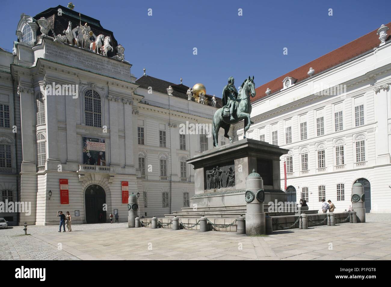 . Viena / Wien; Josefsplatz (Plaza de José) formando parte de la 'Alte Hofburg'; en el centro estatua ecuestre del emperador Josef II; al fondo / izquierda edificio que alberga la Biblioteca Nacional (Nationalbibliothek). Stock Photo