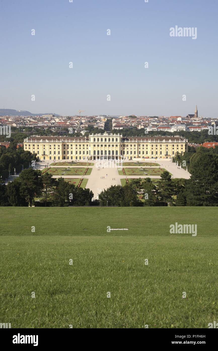 . Viena / Wien; Schönbrunn: vista desde la parte alta de los jardines al Palacio imperial y ciudad. Stock Photo