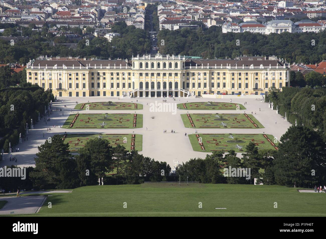 . Viena / Wien; Schönbrunn: vista desde la 'Gloriette' o Pabellón a los jardines, Palacio imperial y ciudad. Stock Photo