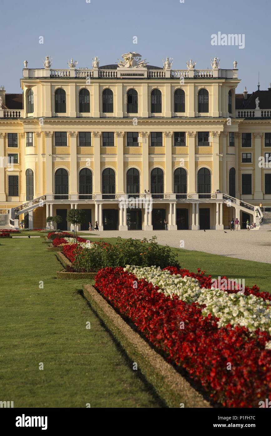 Viena / Wien; los jardines del Schönbrunn son utilizados por los novios  para sus sesiones fotográficas; pareja de residentes chinos (alemano  parlantes) frente la fuente de Neptuno Stock Photo - Alamy, image size:866x1390