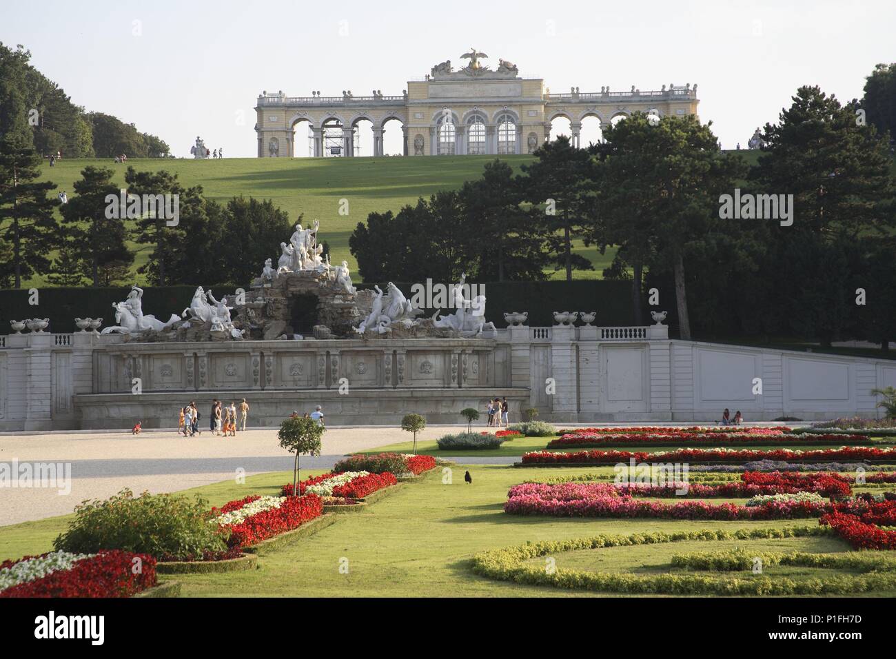 . Viena / Wien; Schönbrunn: vista a los jardines , fuente de Neptuno y 'Gloriette' o Pabellón (parte alta). Stock Photo