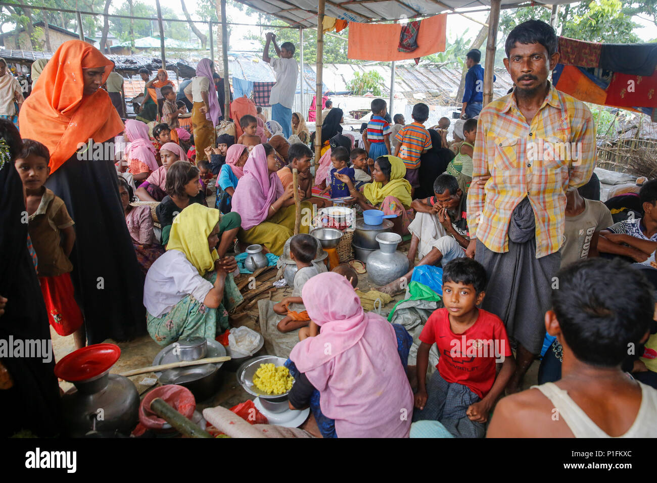 Hundred of Rohingya refugees take shelter under a tent at  Kutupalong refugee camp at Ukhiya in Cox's Bazar, Bangladesh Stock Photo
