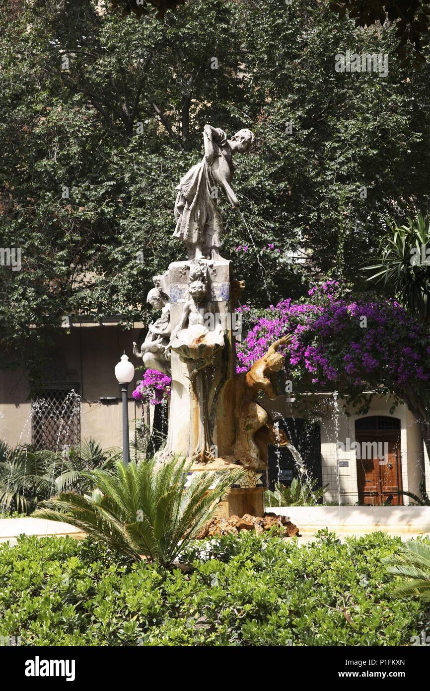 SPAIN - Valencia autonomous region - L´Alacantí (district) - Alicante. Alicante; Plaza de Gabriel Miró considerada la más bonita de la ciudad; escultura en la fuente central. Stock Photo