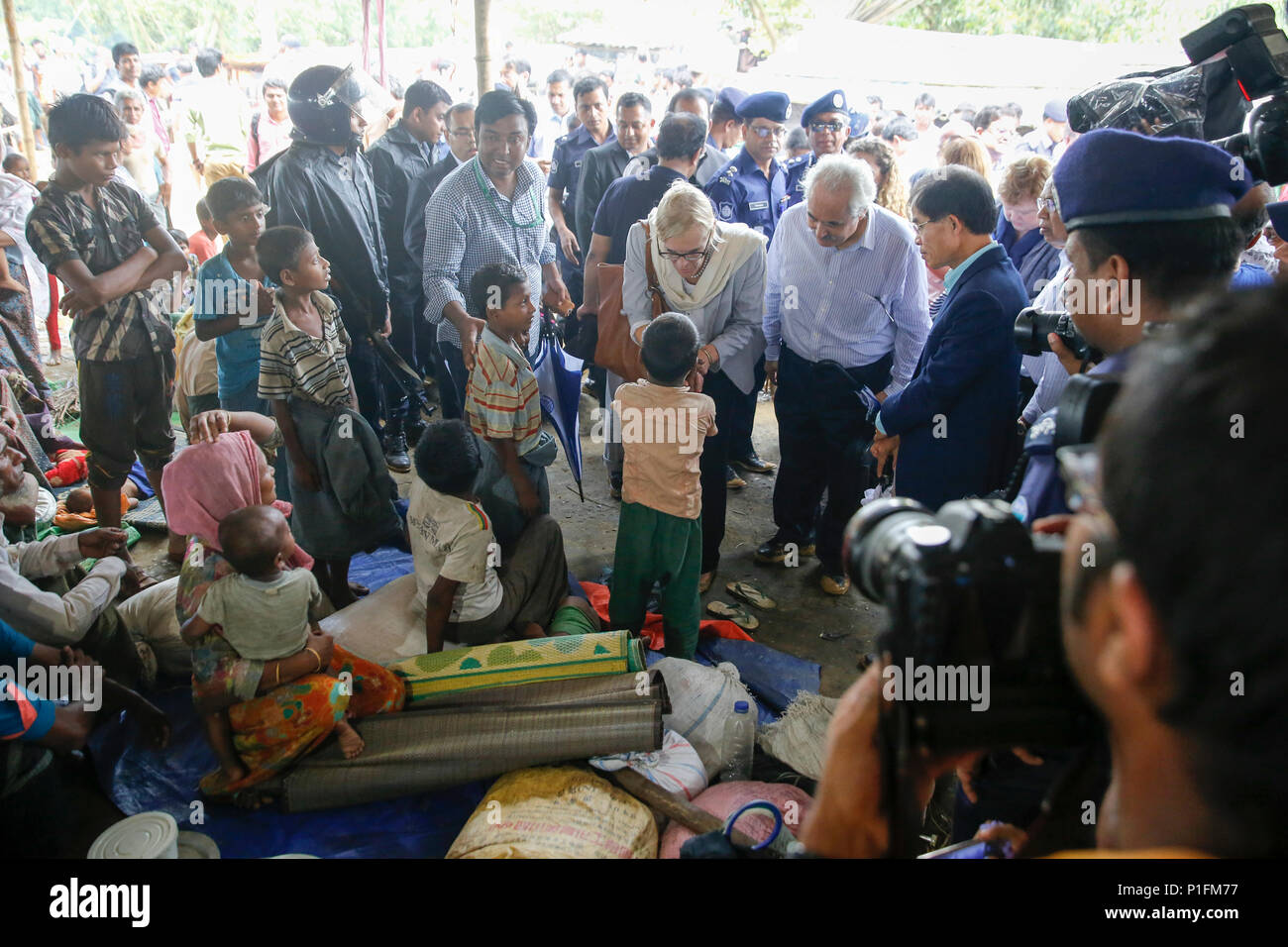 Dhaka-based foreign diplomats speak to Rohingyas during a visit to Kutupalong refugee camp at Ukhiya in Cox's Bazar, Bangladesh Stock Photo