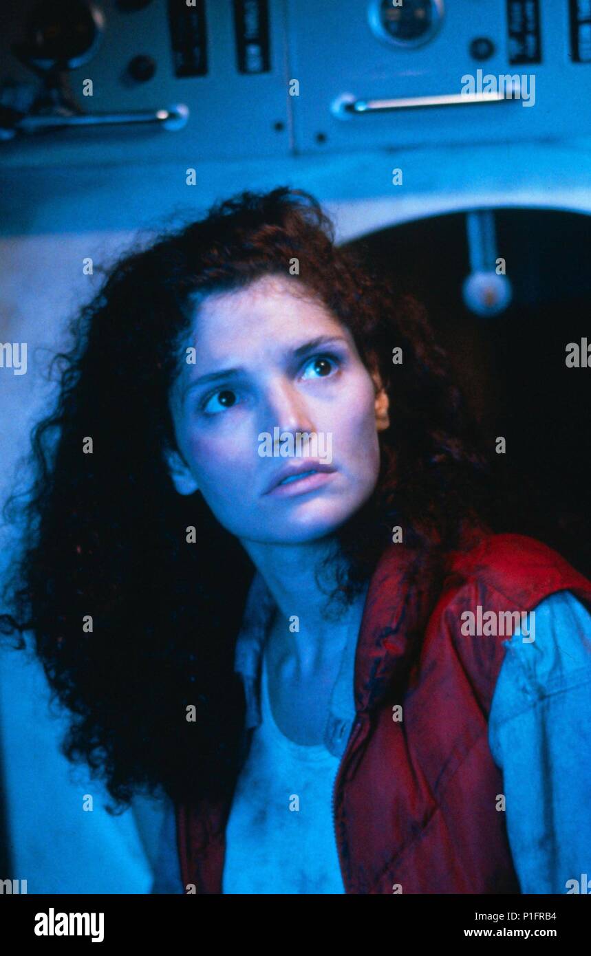 Original Film Title: THE ABYSS.  English Title: THE ABYSS.  Film Director: JAMES CAMERON.  Year: 1989.  Stars: MARY ELIZABETH MASTRANTONIO. Credit: 20TH CENTURY FOX / Album Stock Photo