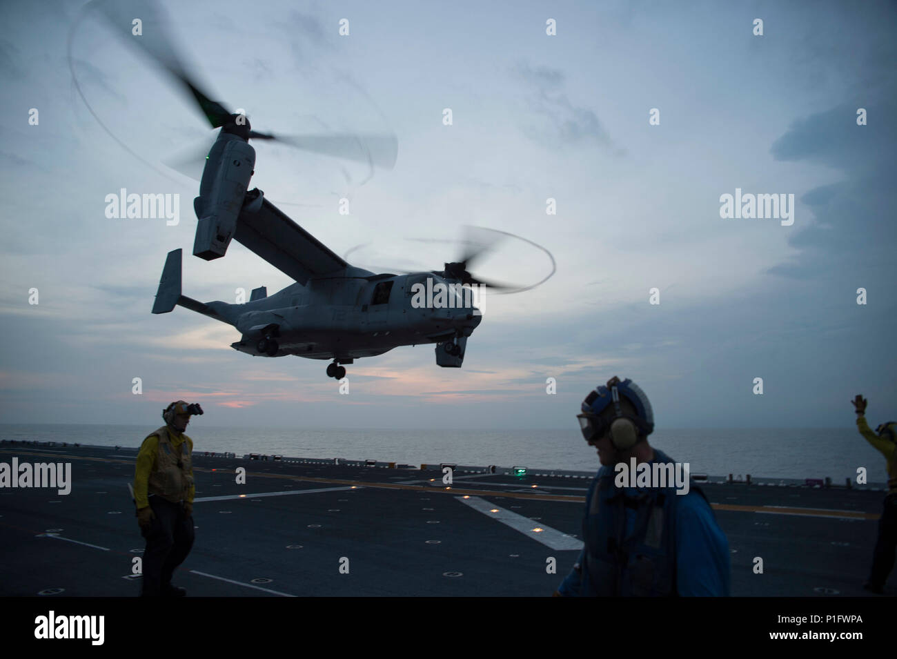 161022-N-XK809-096 SOUTH CHINA SEA (Oct. 22, 2016) An MV-22 Osprey, assigned to the Flying Tigers of Marine Medium Tiltrotor Squadron (VMM) 262, takes off from the flight deck of amphibious assault ship USS Bonhomme Richard (LHD 6). Bonhomme Richard, flagship of the Bonhomme Richard Expeditionary Strike Group, is operating in the South China Sea in support of security and stability in the Indo-Asia Pacific region. (U.S. Navy photo by Petty Officer 3rd Class William Sykes/Released) Stock Photo