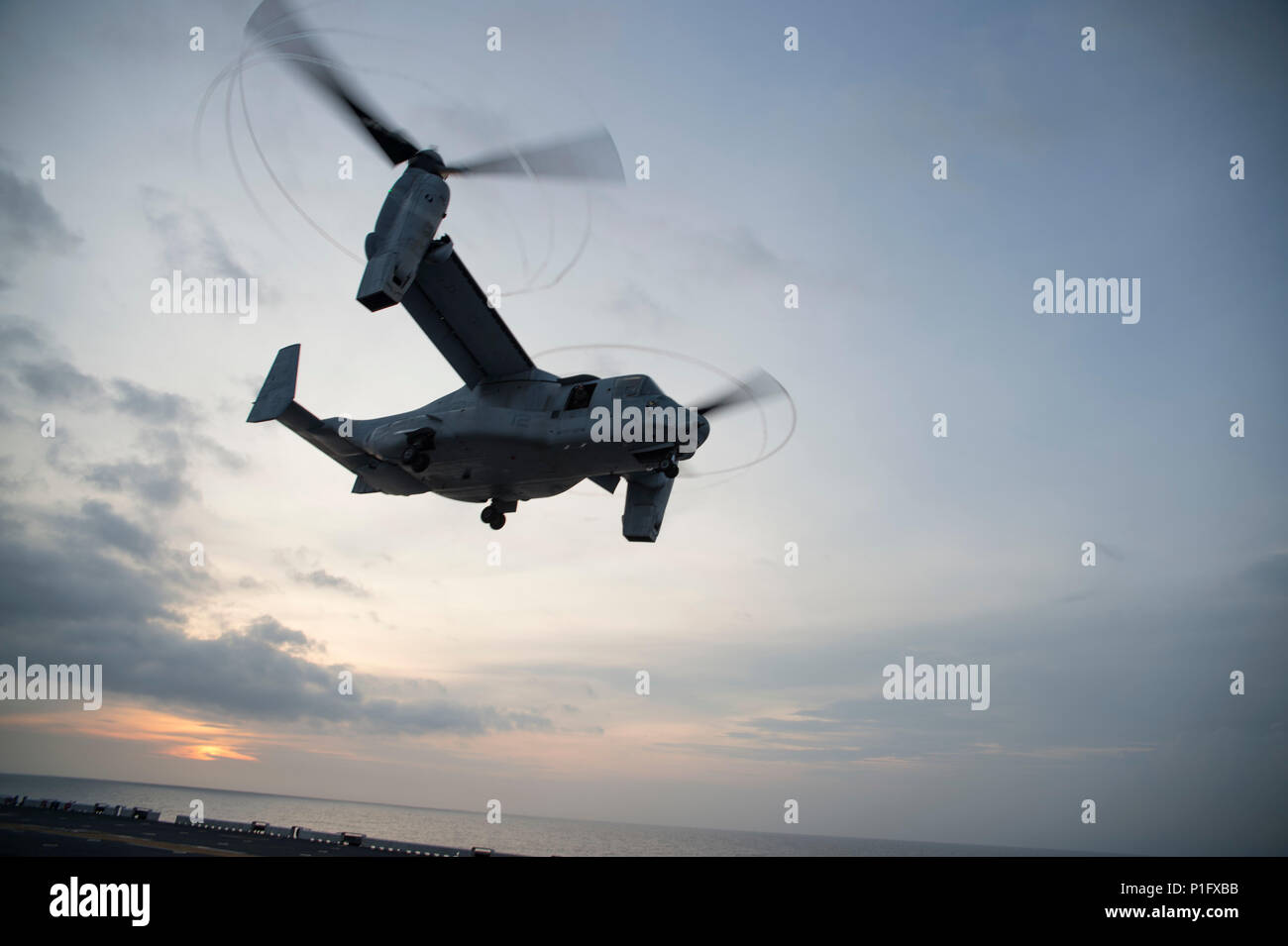 161022-N-XK809-024 SOUTH CHINA SEA (Oct. 22, 2016) An MV-22 Osprey, assigned to the Flying Tigers of Marine Medium Tiltrotor Squadron (VMM) 262, lands on the flight deck of amphibious assault ship USS Bonhomme Richard (LHD 6). Bonhomme Richard, flagship of the Bonhomme Richard Expeditionary Strike Group, is operating in the South China Sea in support of security and stability in the Indo-Asia Pacific region. (U.S. Navy photo by Petty Officer 3rd Class William Sykes/Released) Stock Photo