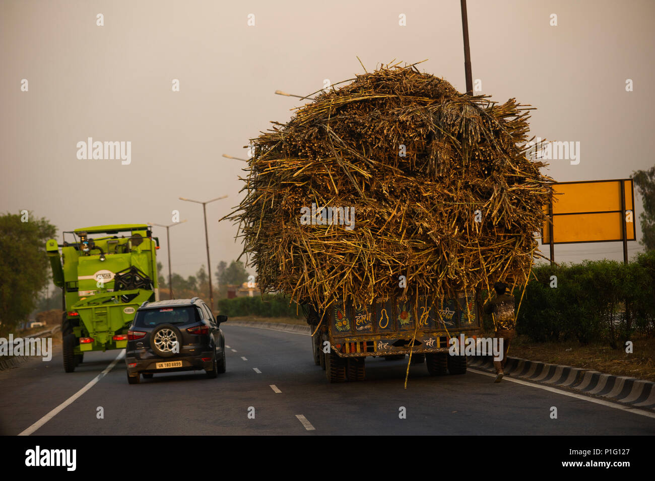 Overloaded truck india hi-res stock photography and images - Alamy