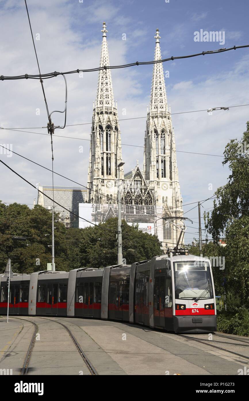 . Viena / Wien; la Votivkirche (Iglesia votiva) y tranvía. Stock Photo