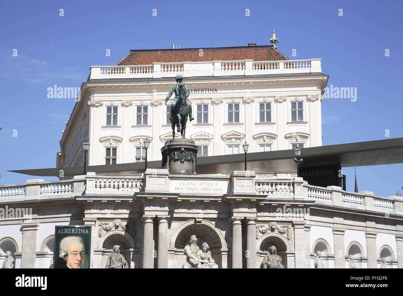 . Viena / Wien; la 'Albertina' con estatua del duque Alberto de Sajonia. Stock Photo