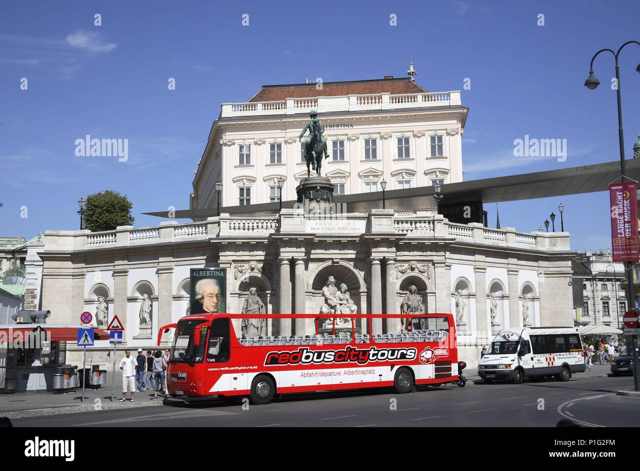 . Viena / Wien; la 'Albertina' con estatua del duque Alberto de Sajonia. Stock Photo