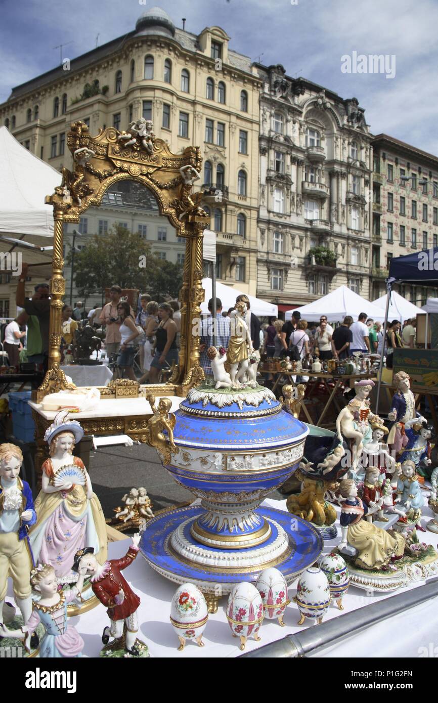 . Viena / Wien; Linke Wienzeile y Naschtmarkt (mercado de las pulgas) en donde todos los sábados se vende de todo. Stock Photo