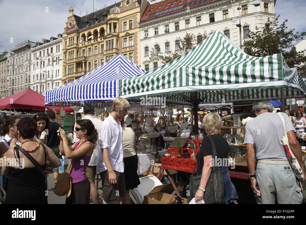 . Viena / Wien; Linke Wienzeile y Naschtmarkt (mercado de las pulgas) en donde todos los sábados se vende de todo. Stock Photo