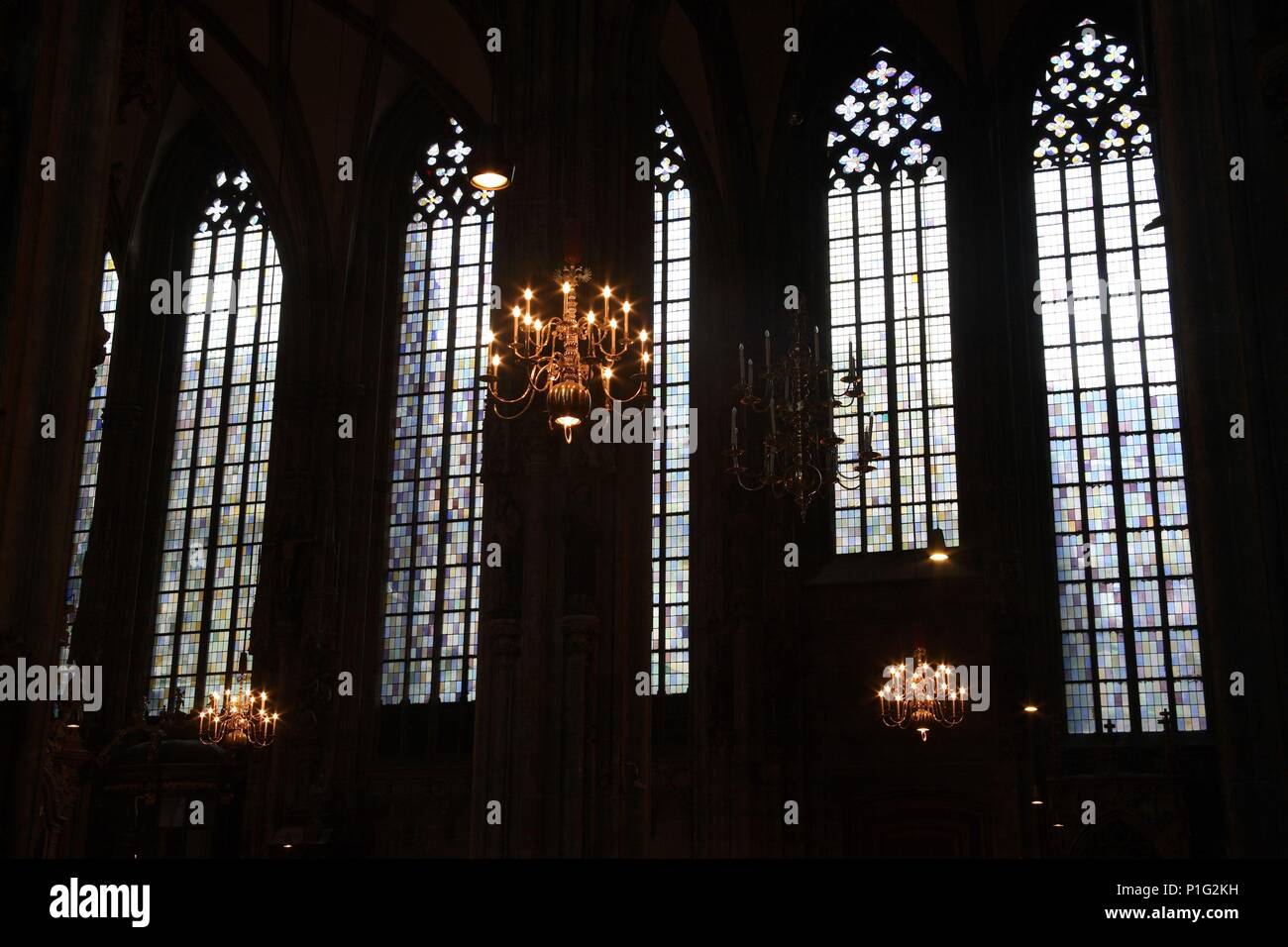 . Viena / Wien; amplios ventanales góticos en el interior del Stephansdom (Catedral de San Esteban). Stock Photo