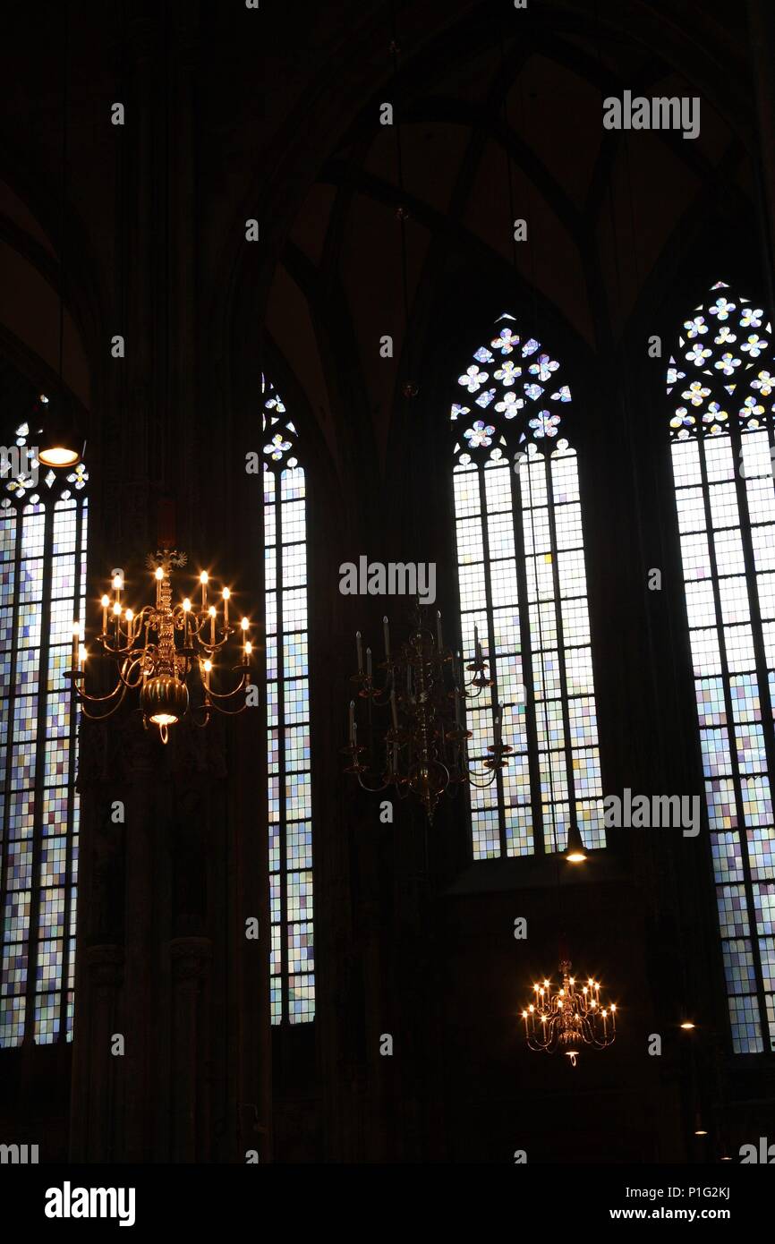 . Viena / Wien; amplios ventanales góticos en el interior del Stephansdom (Catedral de San Esteban). Stock Photo