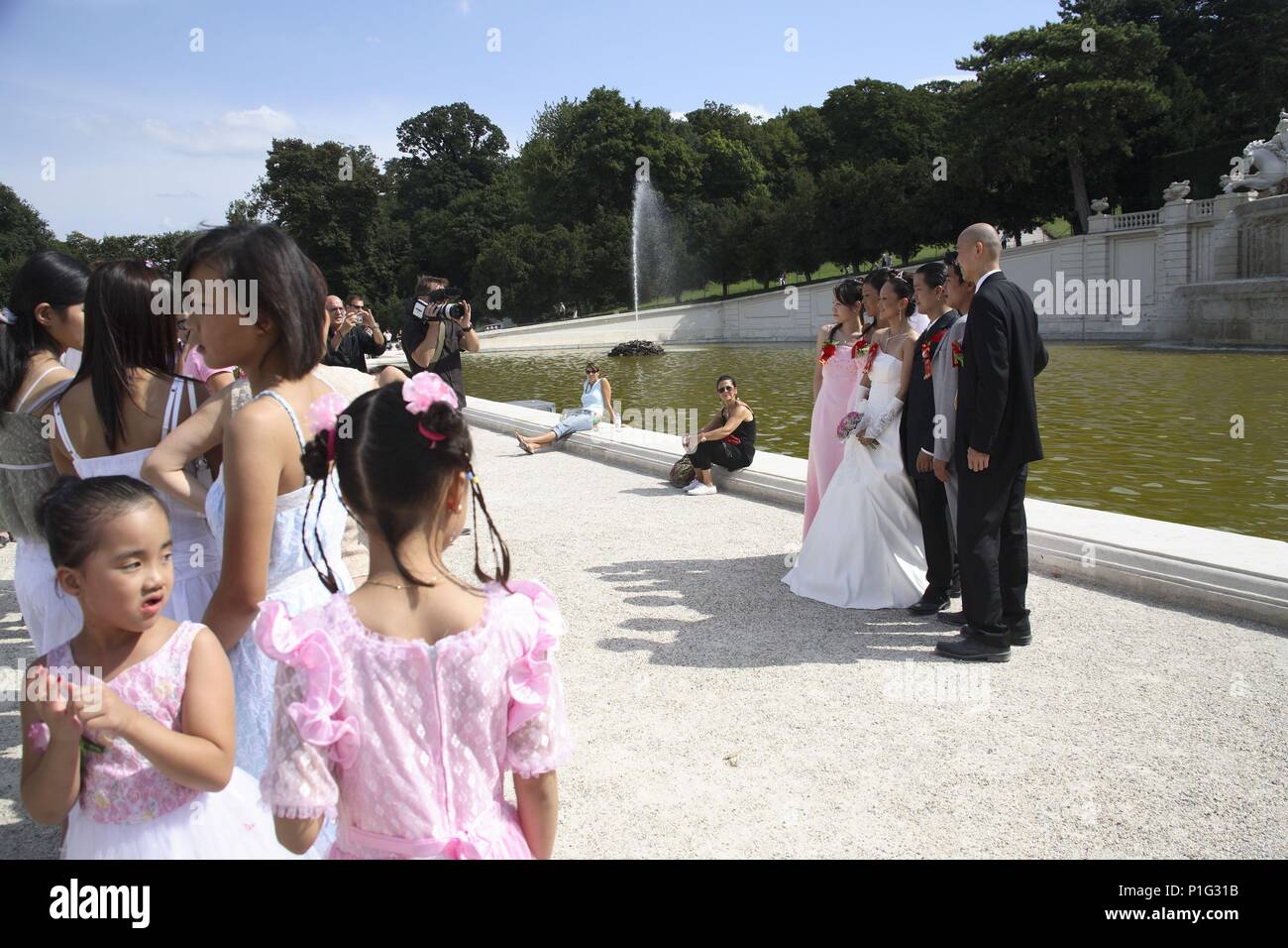 Viena / Wien; los jardines del Schönbrunn son utilizados por los novios  para sus sesiones fotográficas; pareja de residentes chinos (alemano  parlantes) frente la fuente de Neptuno Stock Photo - Alamy, image size:1300x956