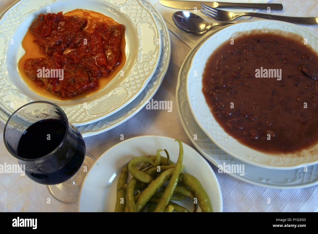 Anguiano: Restaurante / Hotel 'Valdevenados'; bodegón de judias pintas y lomo a la riojana. Stock Photo