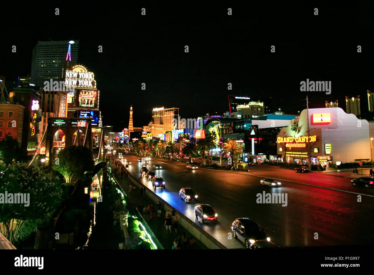LAS VEGAS - SEP 4: New York-New York hotel casino creating the impressive New York City skyline with skyscraper towers and Statue of Liberty replica o Stock Photo