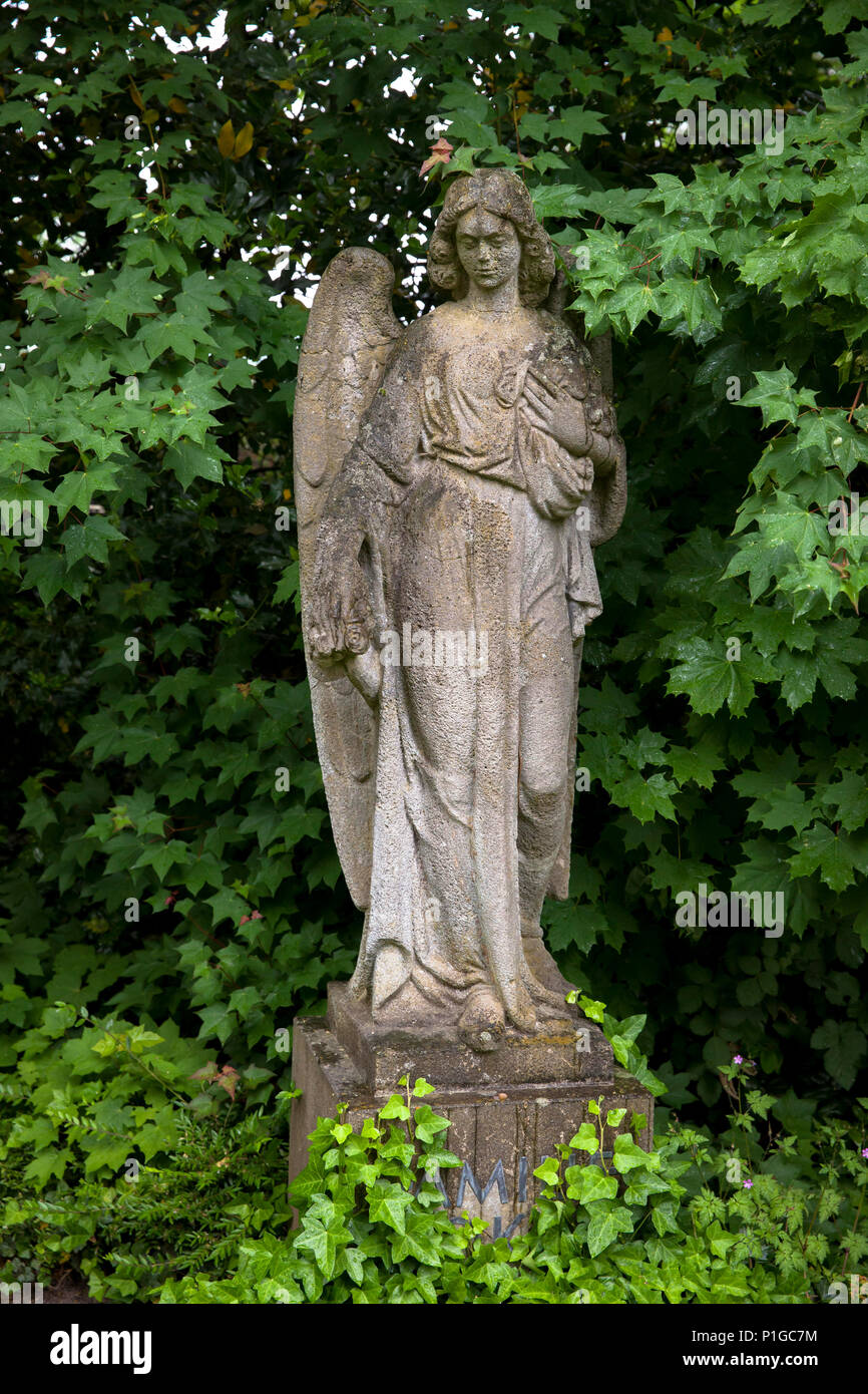 Germany, statue of an angel at the Southern cemetry in Duesseldorf.  Deutschland, Engel auf dem Suedfriedhof in Duesseldorf. Stock Photo
