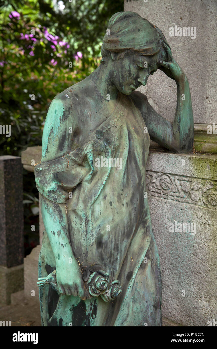 Germany, statue of a grave at the Southern cemetry in Duesseldorf.  Deutschland, Statue auf einem Grab auf dem Duesseldorfer Suedfriedhof. Stock Photo