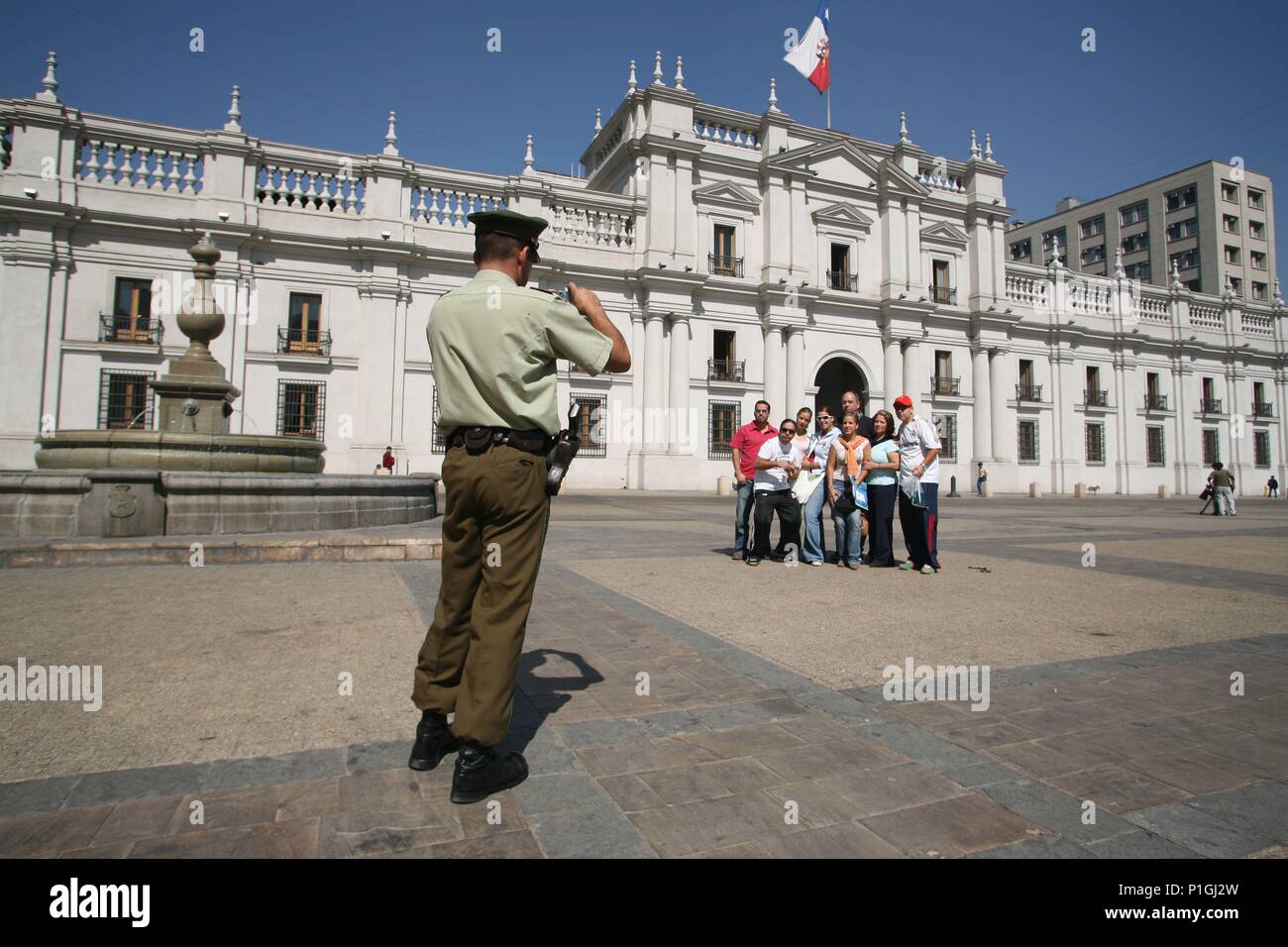 La Moneda; guardia de Carabineros haciendo foto a turistas (imágen 'impensable' durante dictadura). Stock Photo