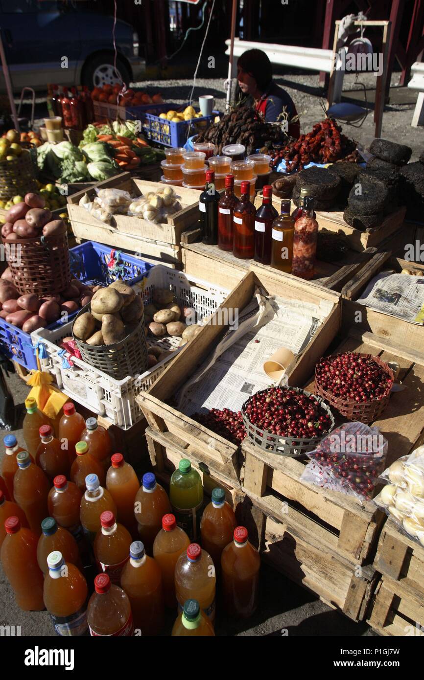 Puerto Montt; caleta de Angelmó y puesto de venta de verduras, frutas y bebidas. Stock Photo
