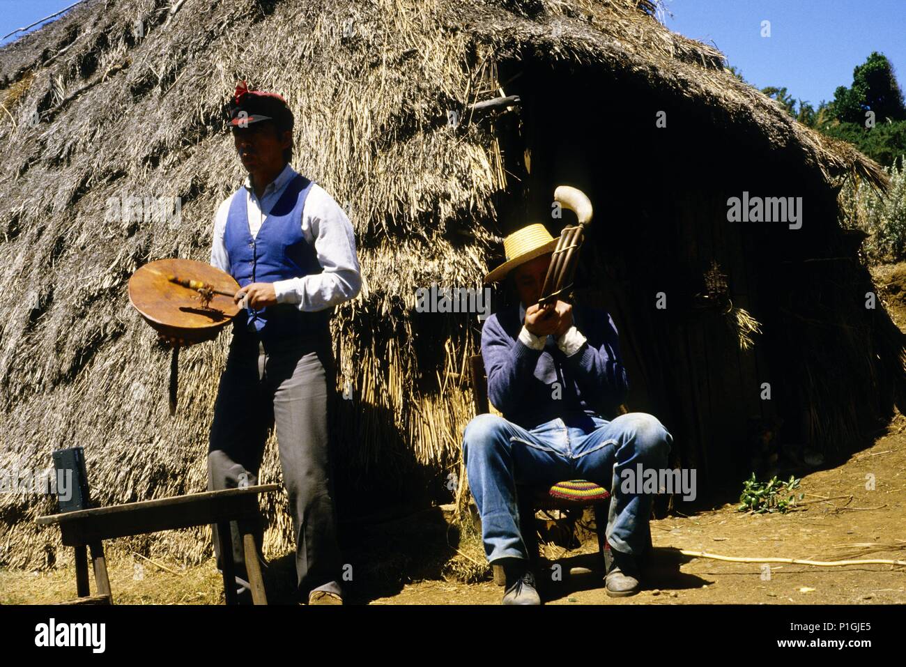 mapuches con instrumentos musicales (cultrún tambor y trutruca cuerno