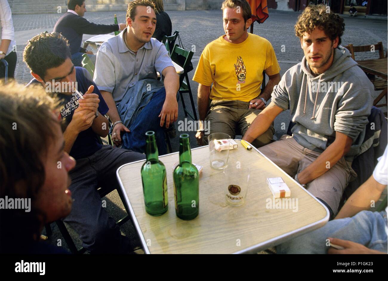 Mieres; jovenes bebiendo sidra barrio del Requejo. Stock Photo