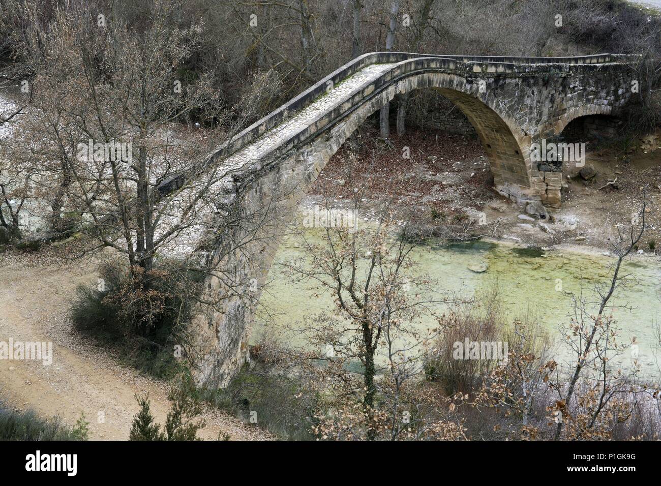 SPAIN - ARAGON - Somontano de Barbastro (district) - HUESCA. puente medieval sobre el río Vero camino de Colungo. Stock Photo