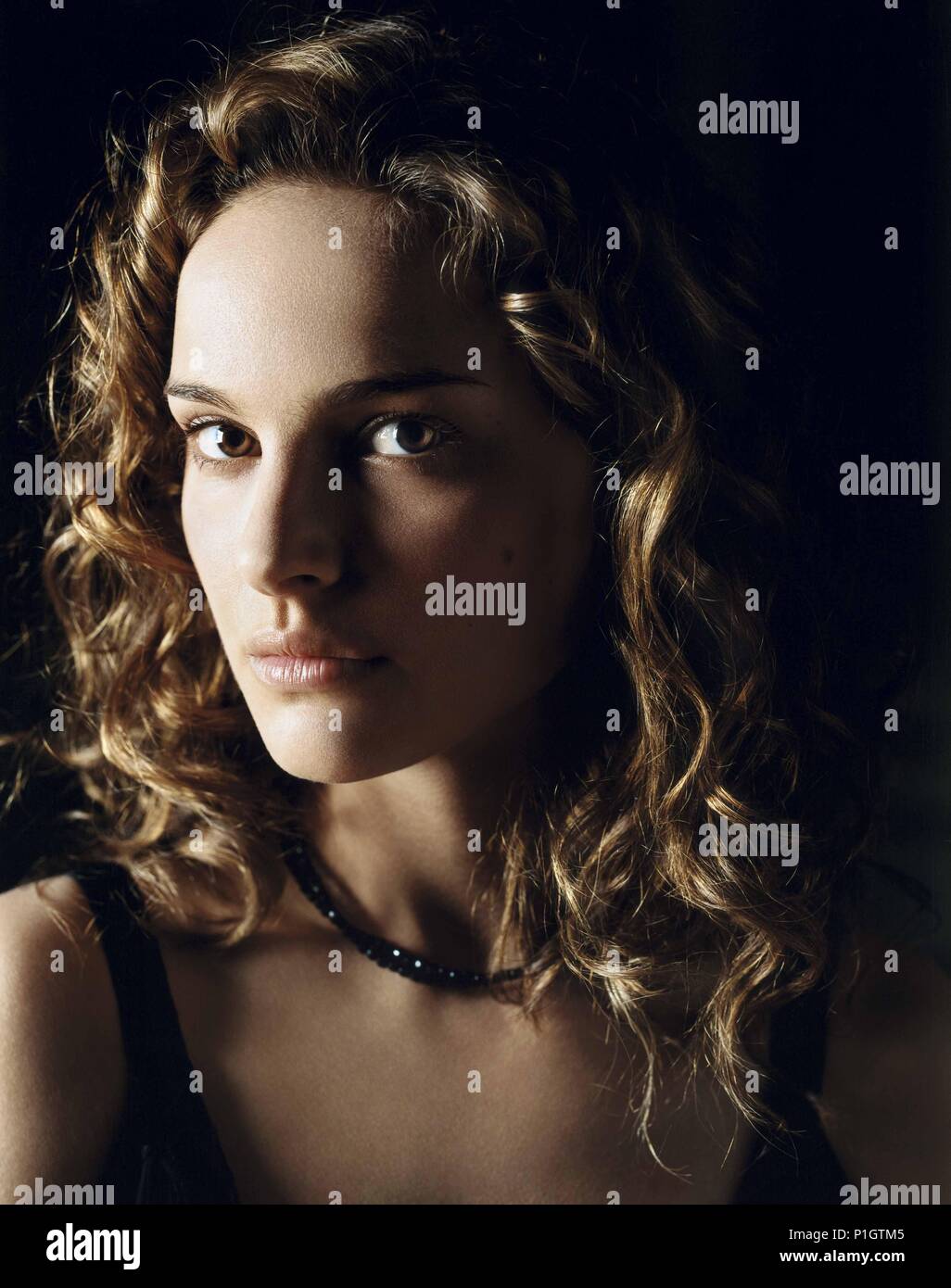 V FOR VENDETTA (2005) NATALIE PORTMAN, HUGO WEAVING VFOR 001-32 Stock Photo  - Alamy