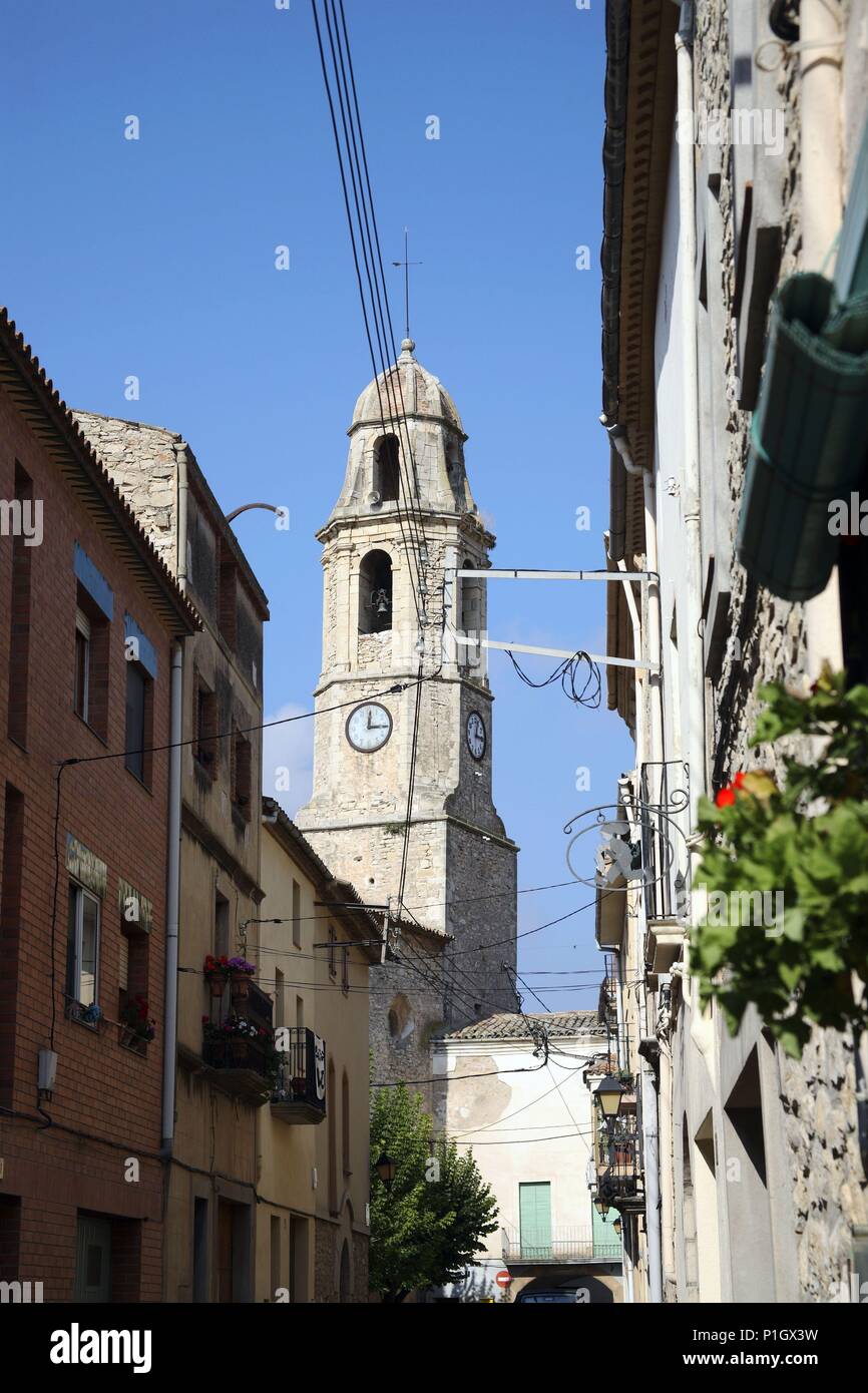SPAIN - Catalonia - Conca de Barberá  (district) - TARRAGONA. Rocafort de Queralt; calle e Iglesia de Sant Salvador. Stock Photo