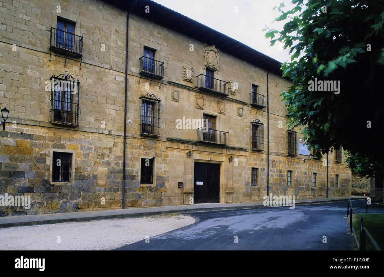 SPAIN - Tierra Estella (district) - NAVARRA. Irache; fachada herreriana (s. XVII) del monasterio (Camino de Santiago). Stock Photo