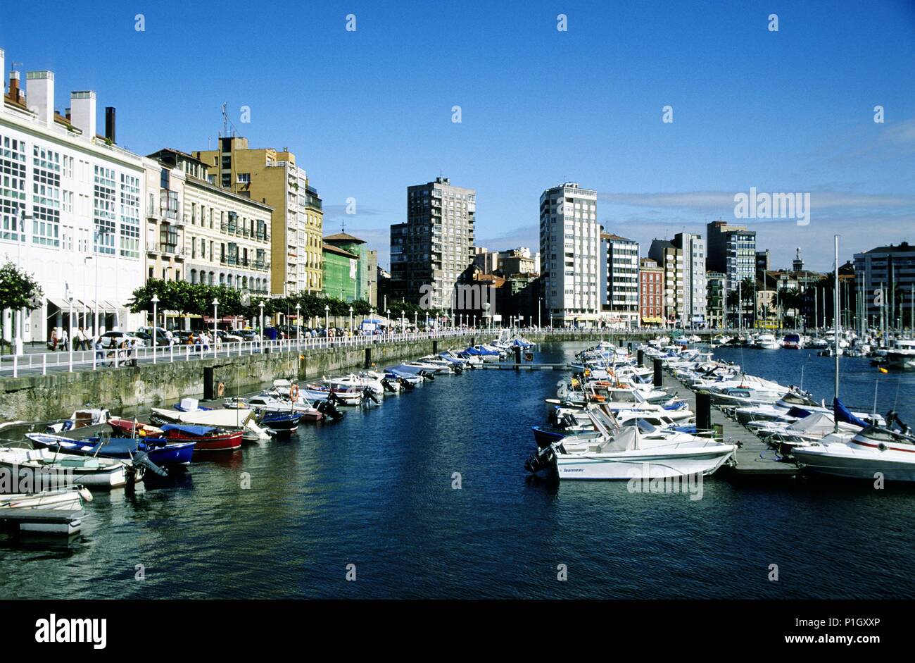 Gijón; puerto deportivo y fachada litoral Stock Photo - Alamy