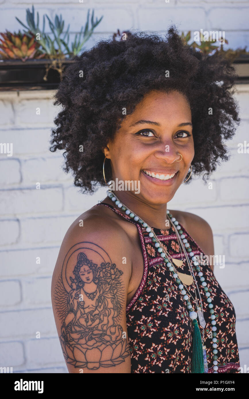 Smiling black woman hi-res stock photography and images - Alamy