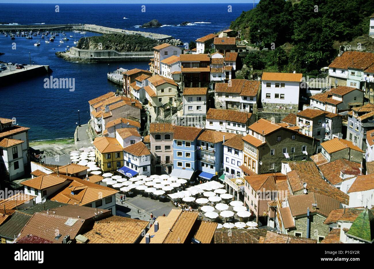 Cudillero; vista del pueblo y plaza Stock Photo Alamy