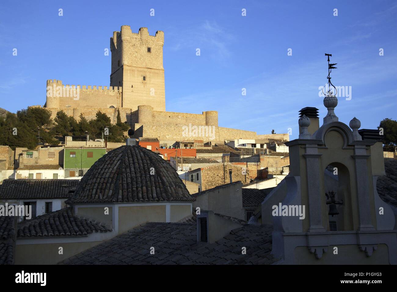 SPAIN - Valencia autonomous region - Alt Vinalopó (district) - Alicante. Villena; Castillo de la Atalaya (origen musulmán) e Iglesia en primer plano. Stock Photo