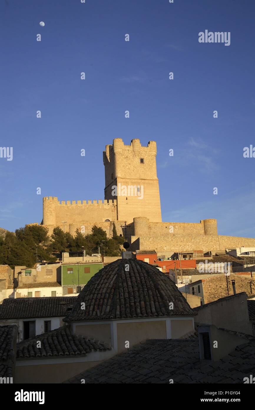SPAIN - Valencia autonomous region - Alt Vinalopó (district) - Alicante. Villena; Castillo de la Atalaya (origen musulmán) e Iglesia en primer plano. Stock Photo