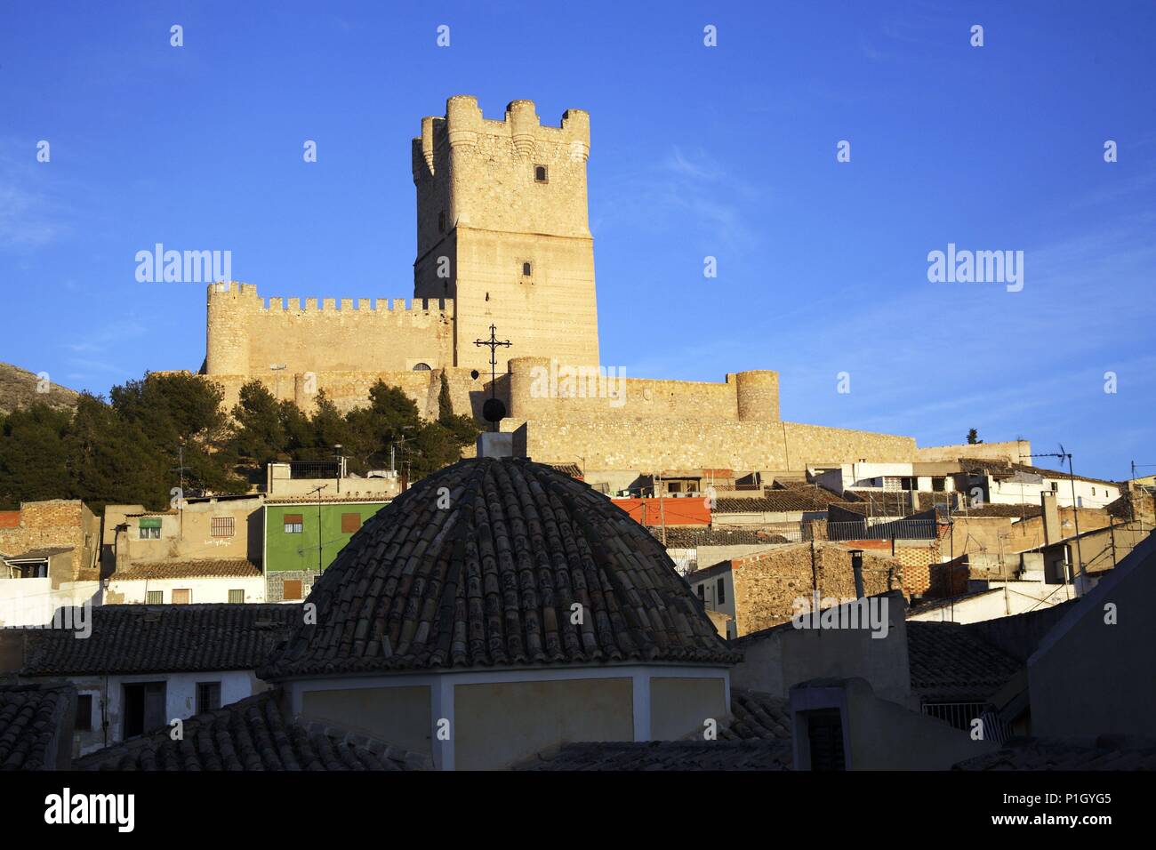 SPAIN - Valencia autonomous region - Alt Vinalopó (district) - Alicante. Villena; Castillo de la Atalaya (origen musulmán) e Iglesia en primer plano. Stock Photo