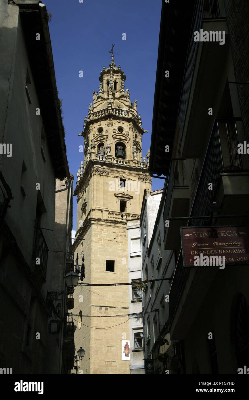 SPAIN - LA RIOJA - Rioja Alta (district). Haro; torre de Iglesia de Santo Tomás desde calle homónima (barrio de la Herradura). Stock Photo