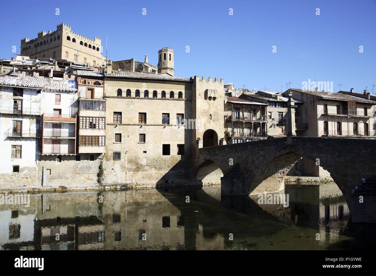 SPAIN - ARAGON - Matarraña (district) - TERUEL. Valderrobres; puente medieval sobre el río Matarraña y pueblo. Stock Photo