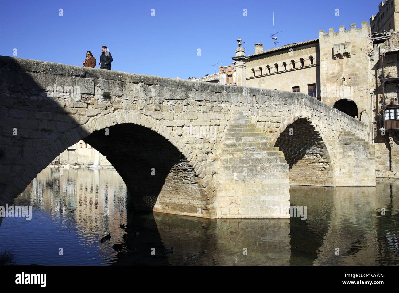 SPAIN - ARAGON - Matarraña (district) - TERUEL. Valderrobres; puente medieval sobre el río Matarraña. Stock Photo