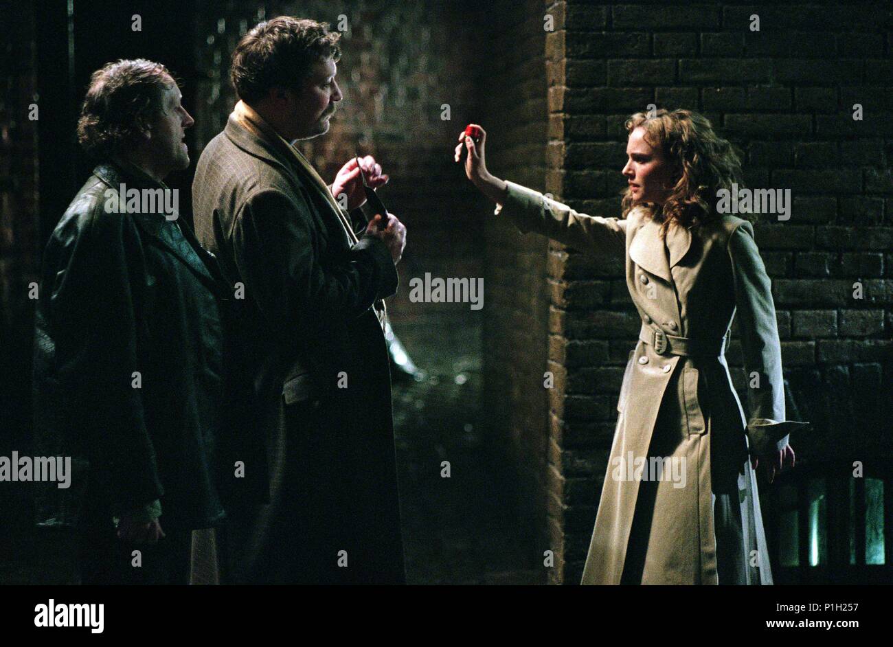 V FOR VENDETTA (2005) NATALIE PORTMAN, HUGO WEAVING VFOR 001-32 Stock Photo  - Alamy