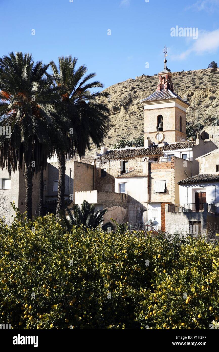 SPAIN - La Vega Alta (district) - MURCIA. Valle de Ricote; pueblo de Ulea con Iglesia y naranjales; al fondo paisaje y montañas desertizadas. Stock Photo