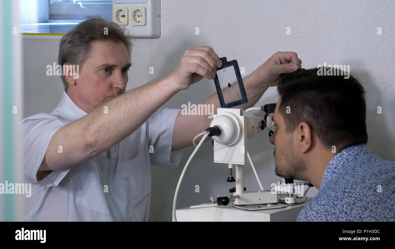 Patient doing eye checkup hi-res stock photography and images - Alamy